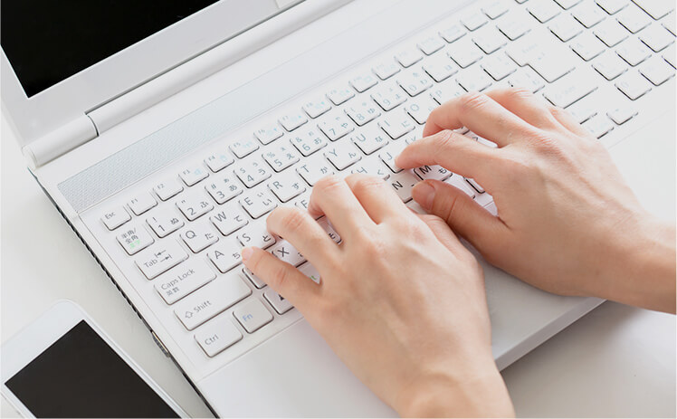 パソコンで無料法律相談の予約をする人