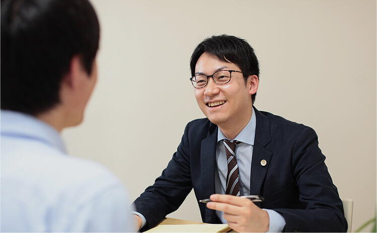 法律相談をする見原弁護士