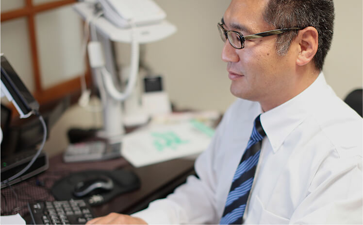 法律文書を作成する別府弁護士