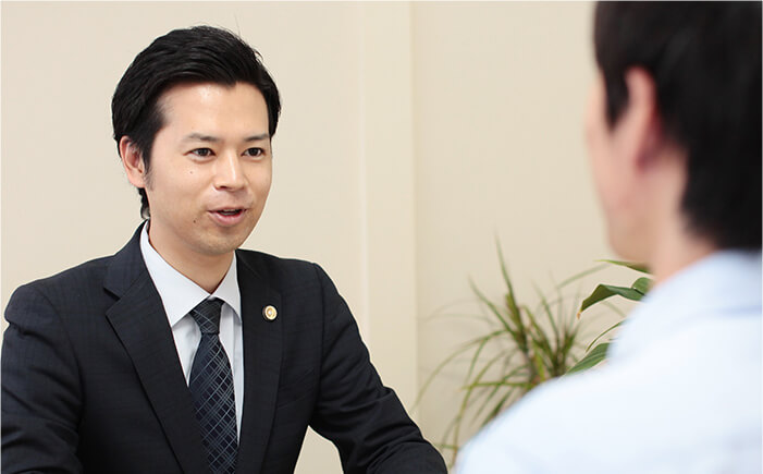 法律相談を行う四元弁護士