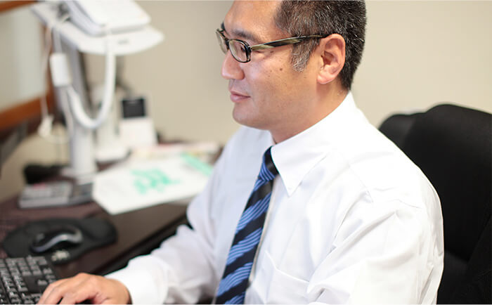 法律文書を作成する別府弁護士